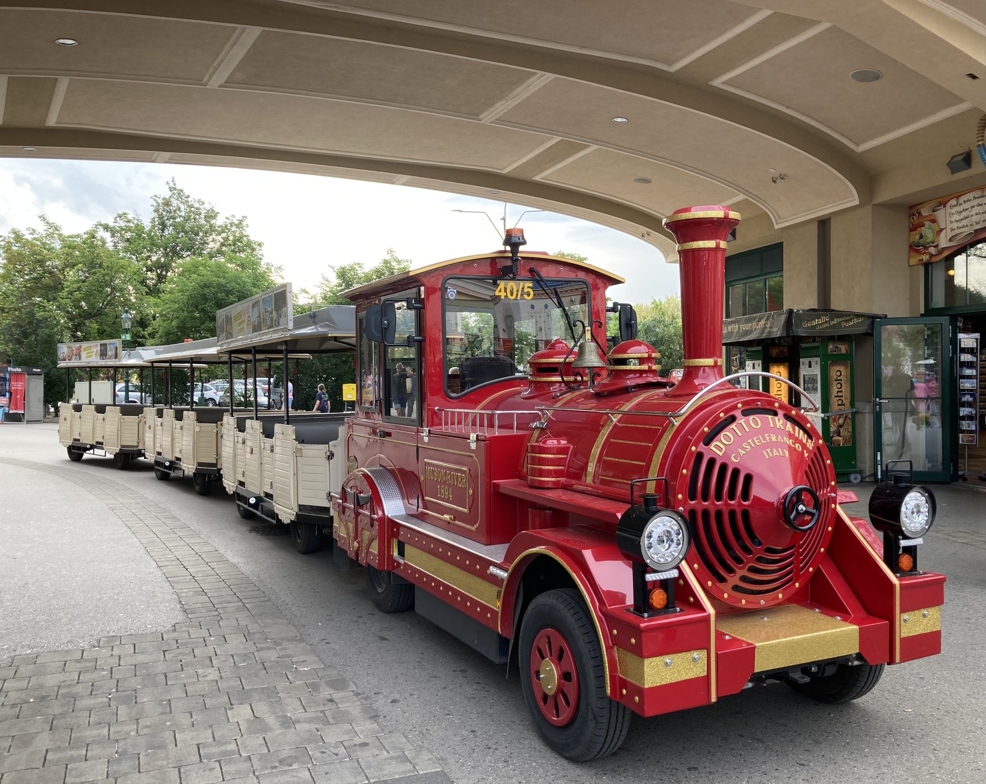Mit dem Praterzug ohne Schiene durch den Prater.