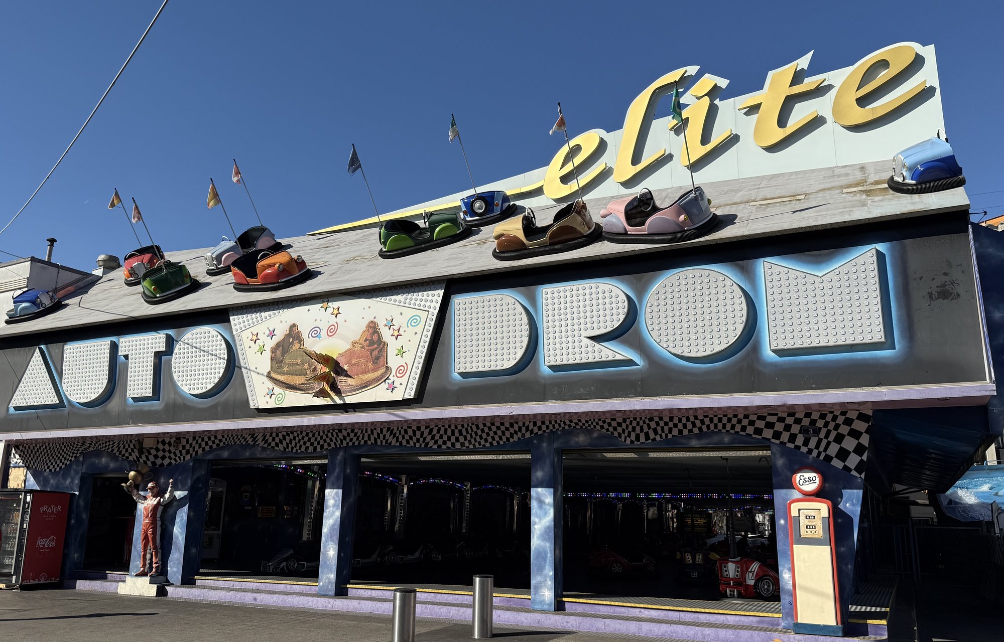 Im Autodrom kann man auch ohne Führerschein und Verkehrsregeln fahren.