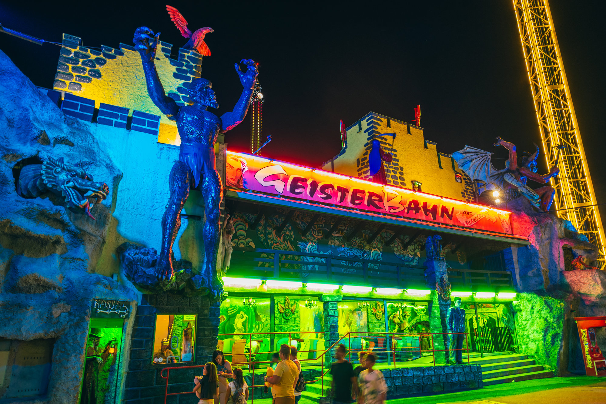 Die Geisterbahn zum Roten Adler leuchtet gruselig in der Nacht.