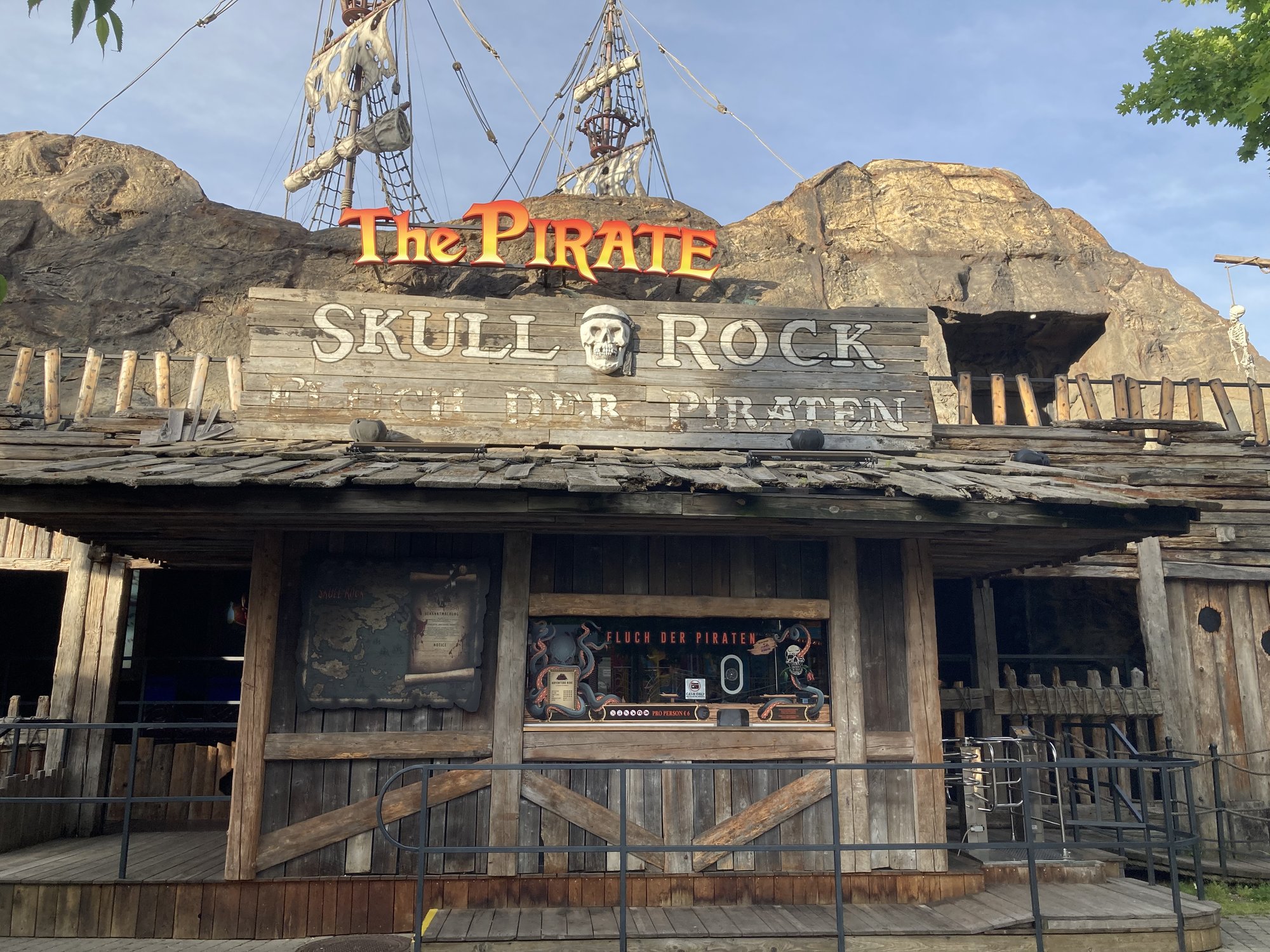 Frontalansicht von der Attraktion The Pirate oder Skull Rock oder Fluch der Piraten. Tagesansicht.
