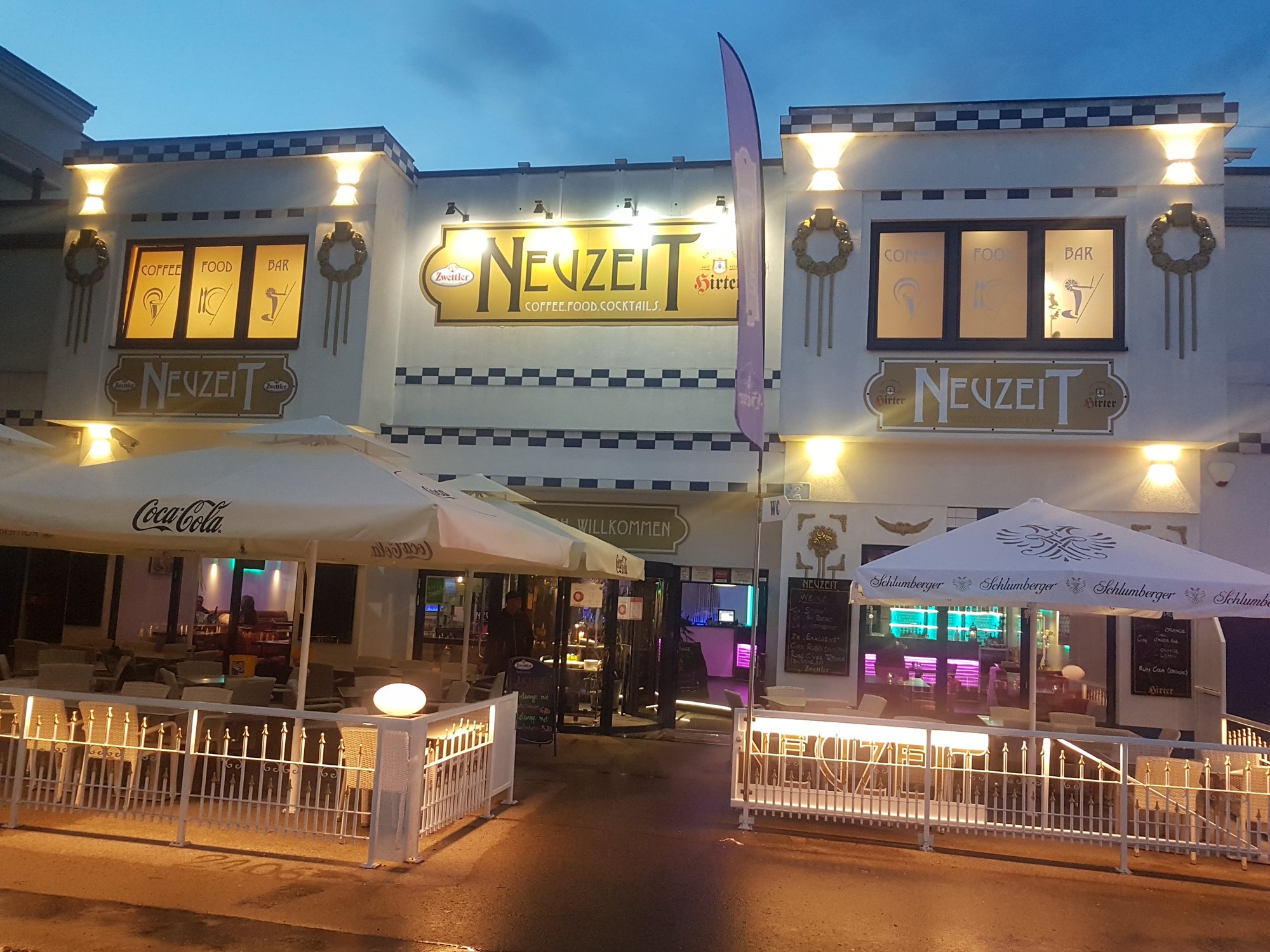 Nachtansicht vom Café Neuzeit.