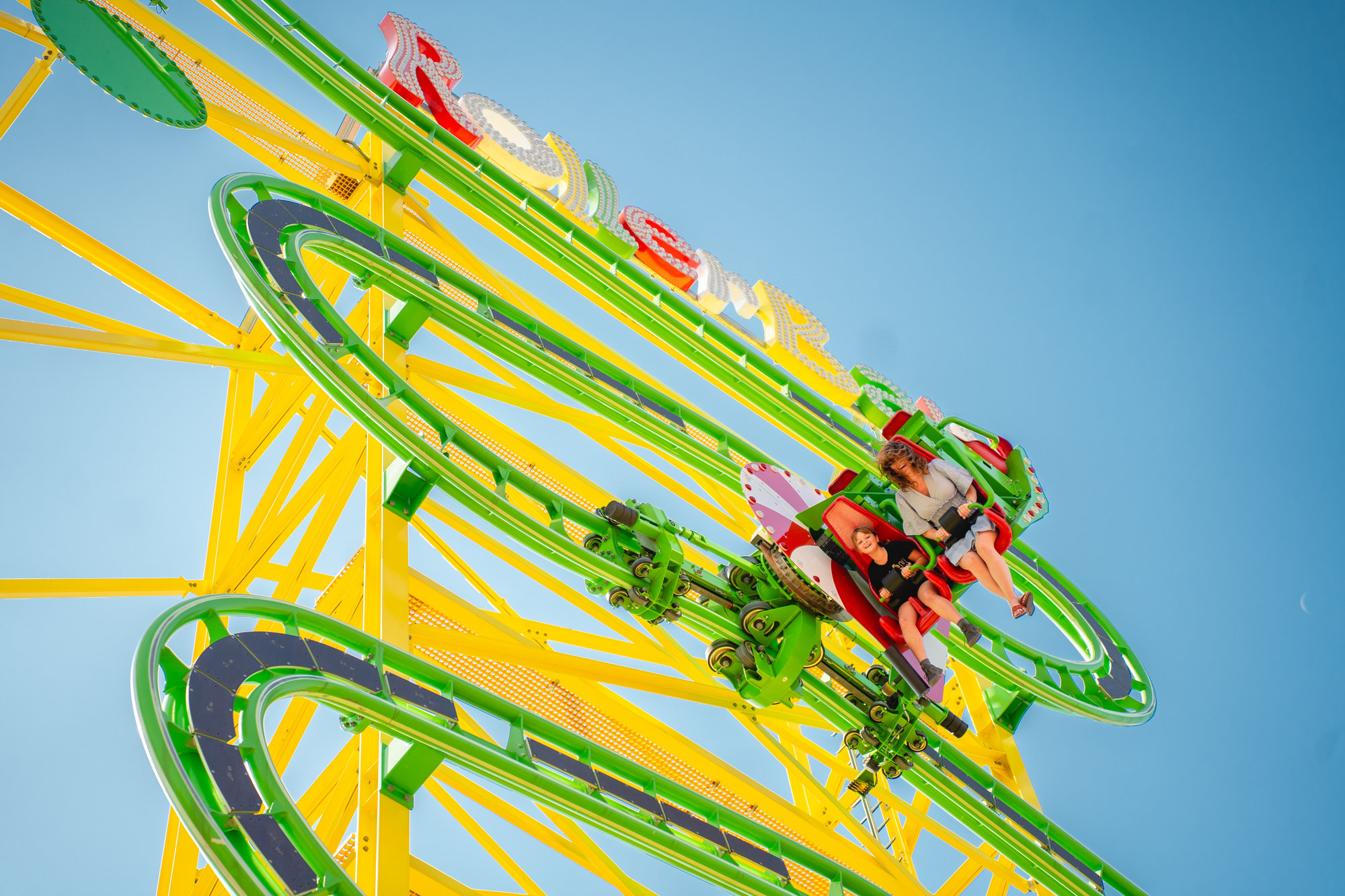 Die Besucher fahren in einer Art Gondel an Schienen wieder zu Boden.