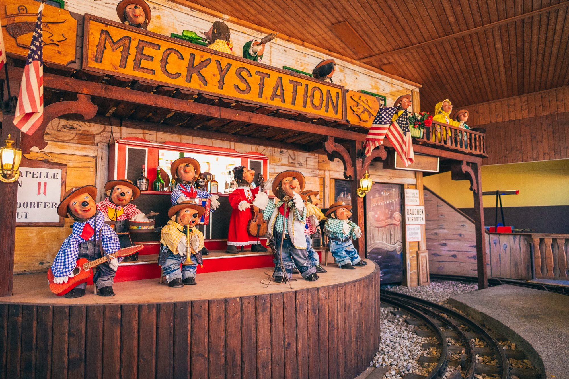 Der Igel Mecky spielt mit seinen Freunden in einer Band.