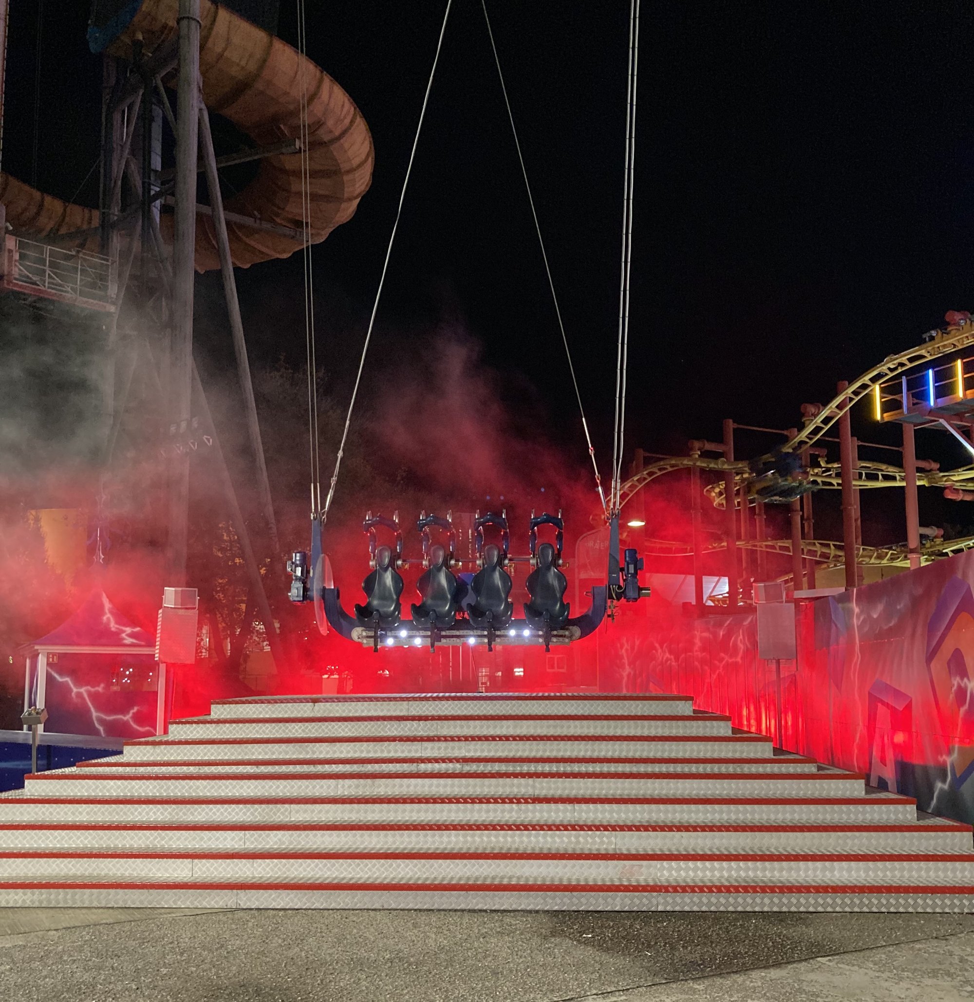 Sitzschaukel in roten Nebel gehüllt.