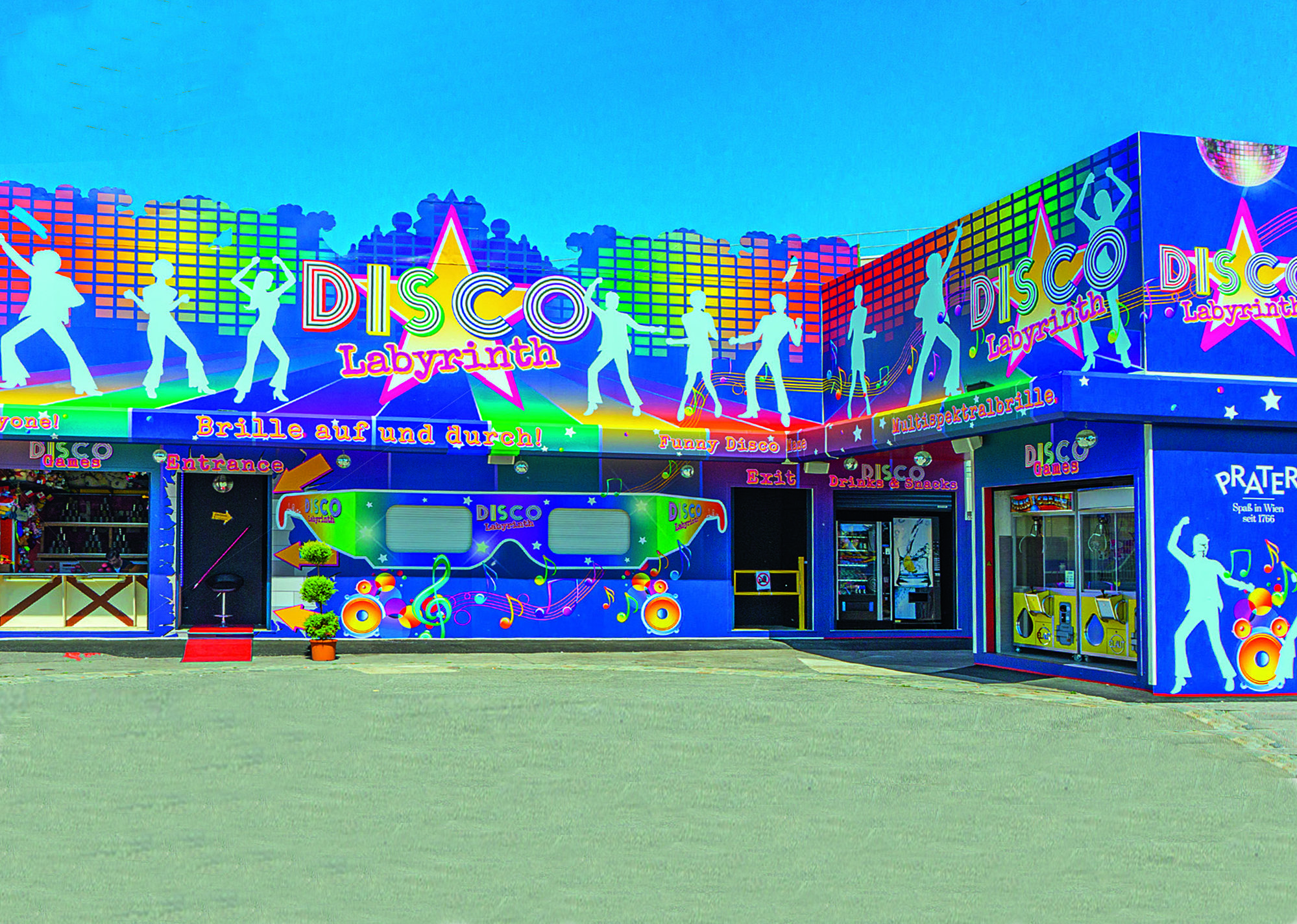 Mit einer Multispektralbrille durch einen Geschicklichkeitsparcour. Außenansicht. Tagesansicht.