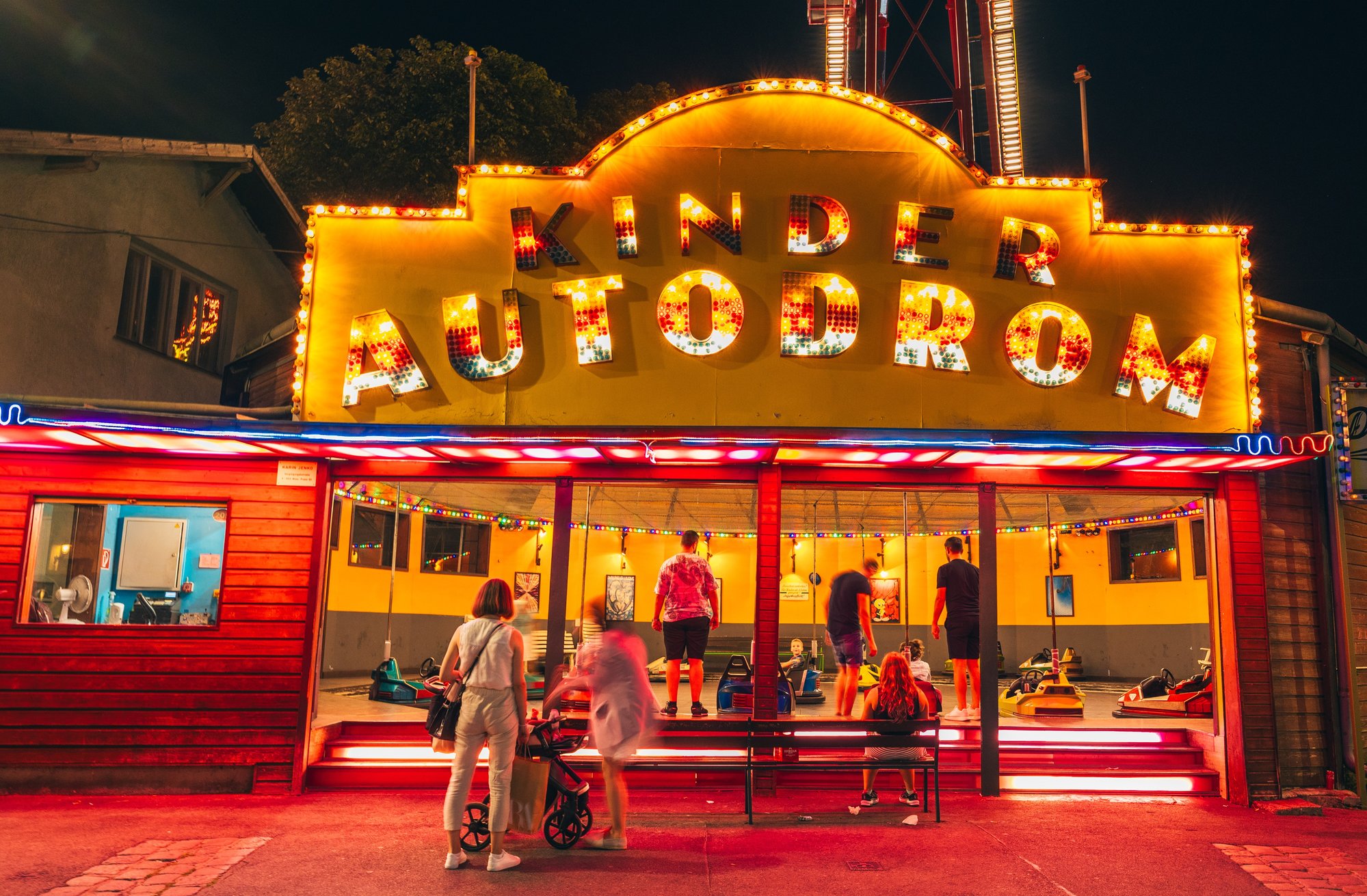 Kleine Kinder dürfen hier schon Autodrom fahren. Nachtansicht.