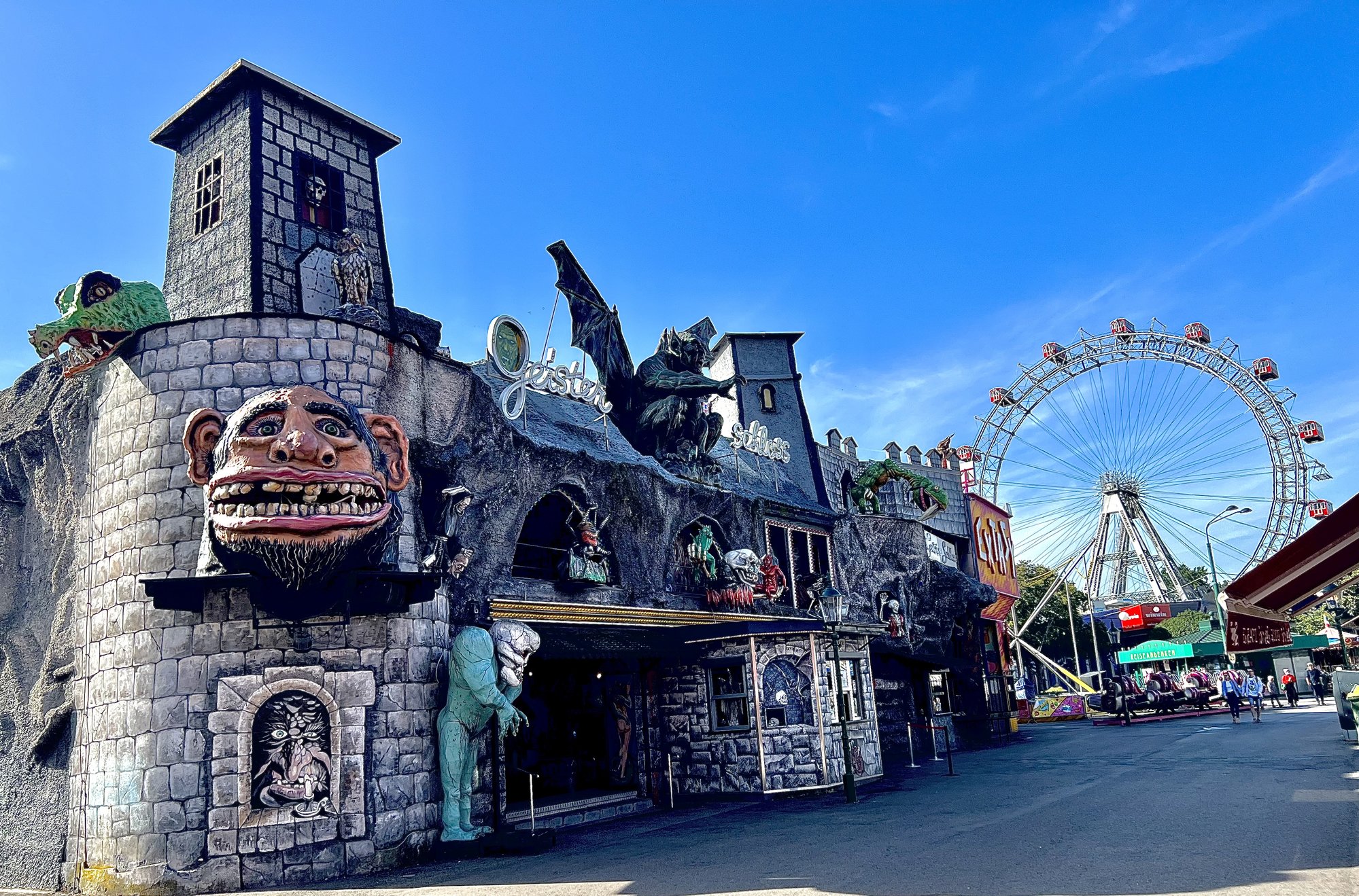 Das Geisterschloss und im Hintergrund ist das Wiener Riesenrad zu sehen. Tagesansicht.