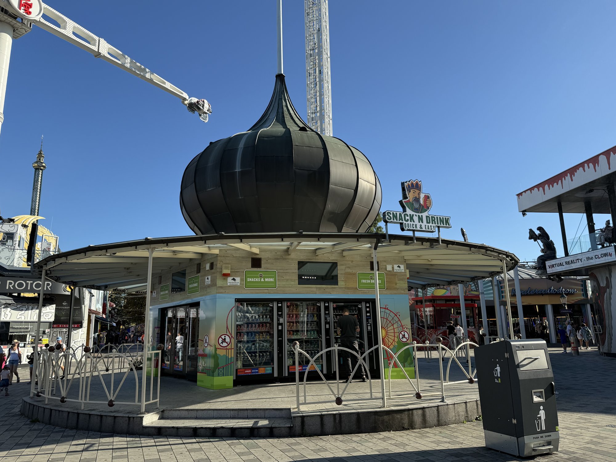 Die Bistro Box Self Service mit ihrem typischen Zwiebelturm.
