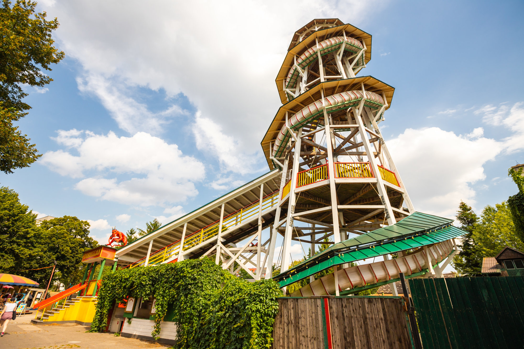 Die Toboggan Rutschbahn aus Holz mit dem typischen Teufel oberhalb des Eingangs.