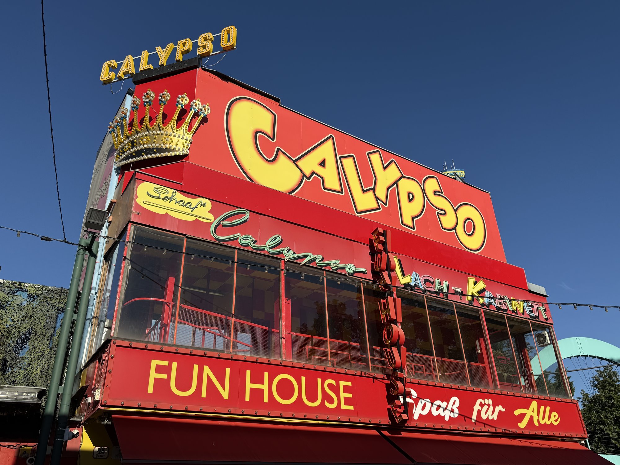 Das Calypso ist ein Spiegelkabinett über mehrere Stockwerke. Tagesansicht.