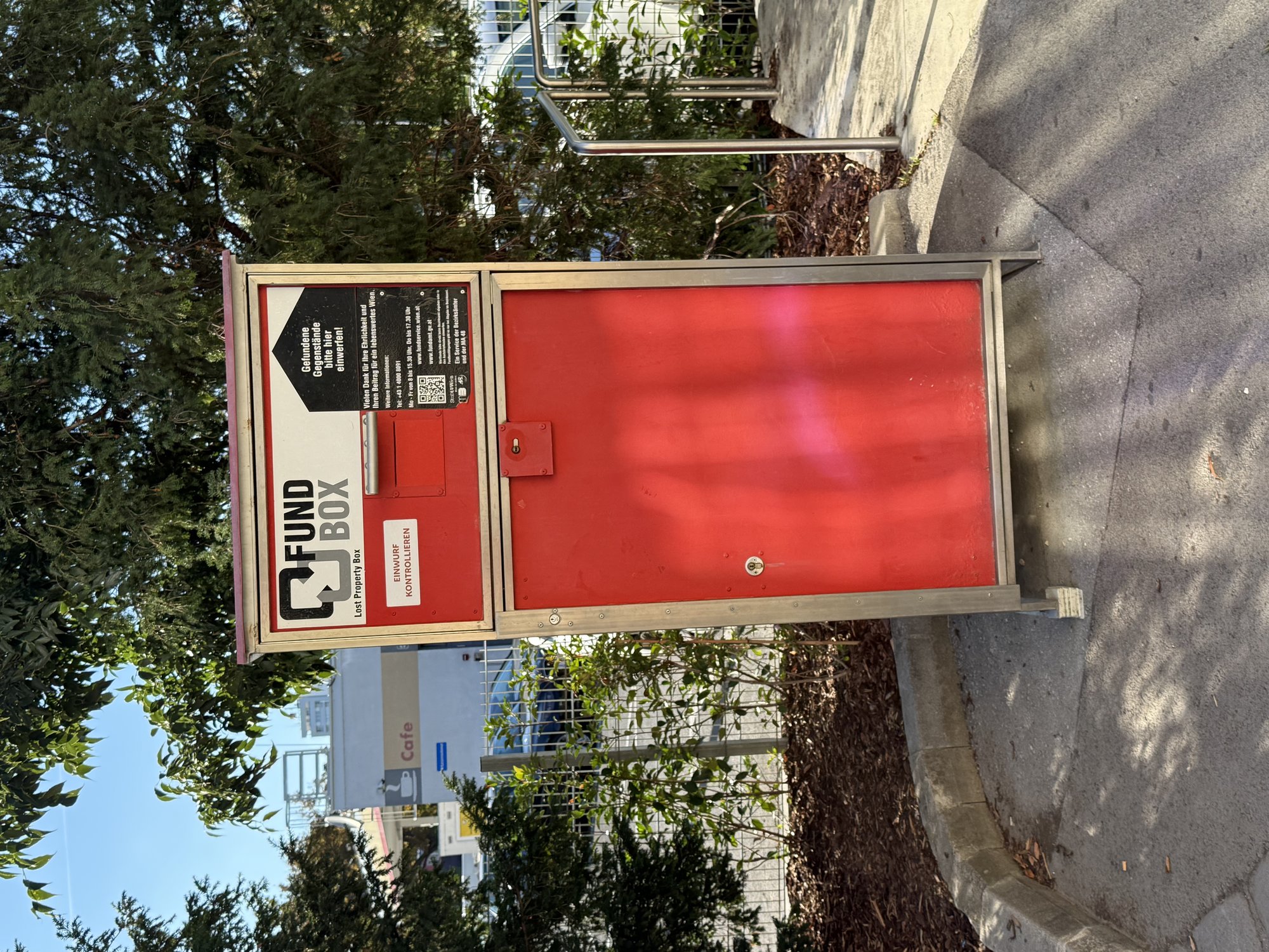 Eine große rote Box wo gefundene Sachen eingeworfen werden können.