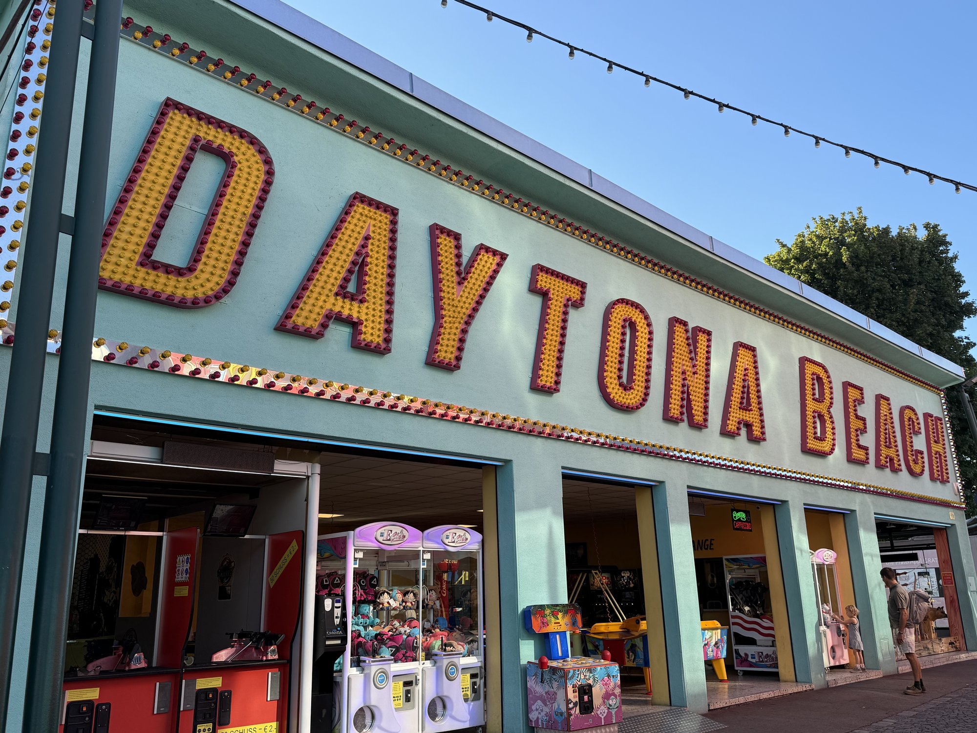 Tagesansicht der Daytona Unterhaltungsspielhalle.