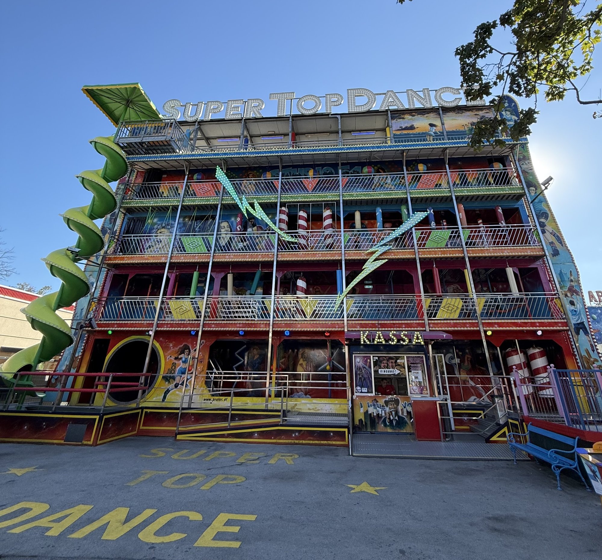 Frontalansicht von Super Top Dance, einem Haus voller Hindernisse und Illusionen.