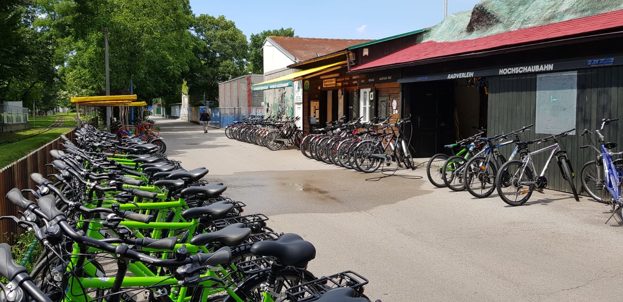 Fahrräder und Rikschas stehen bereit für den Verleih.