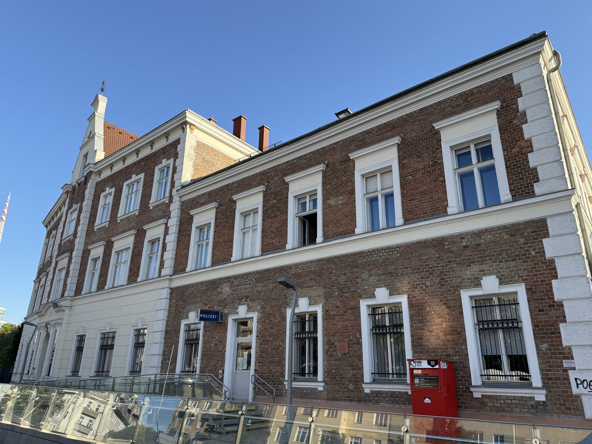 Polizeistation Ausstellungsstraße. Außenansicht.