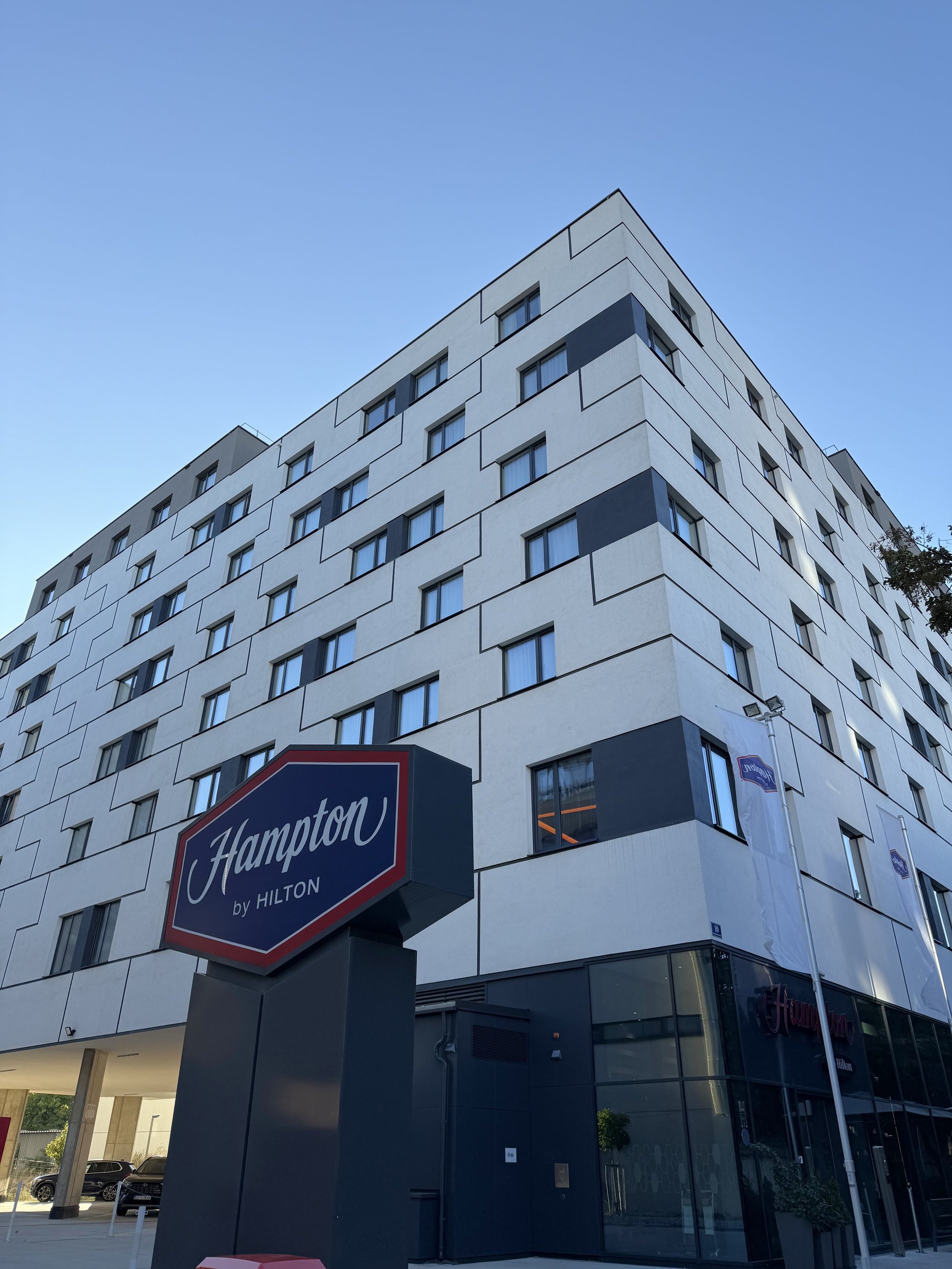 Das Hotel Hampton by Hilton Messe Wiener Prater. Außenansicht. Tag.