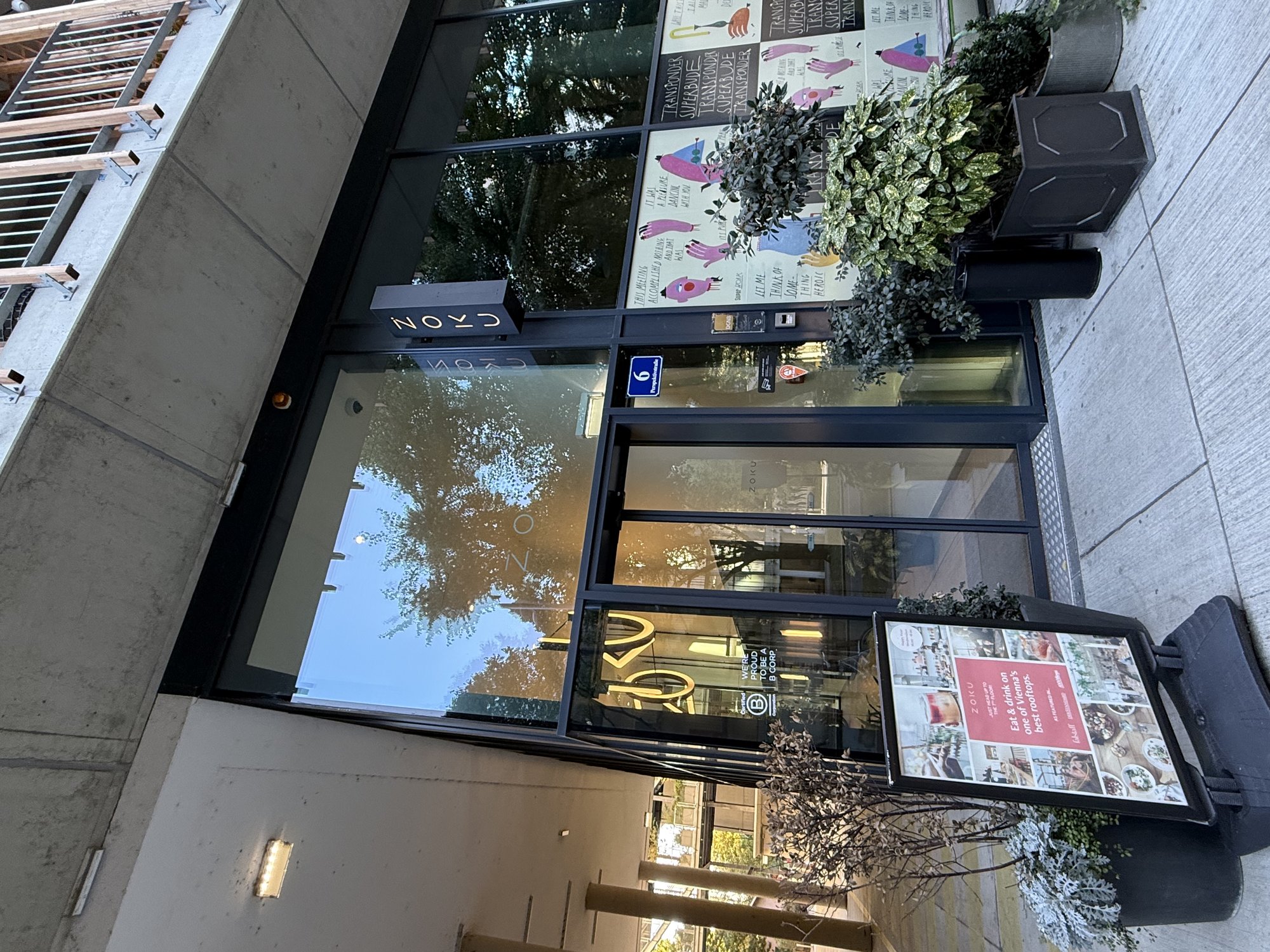 Eingang Hotel Zoku. Tagesansicht.