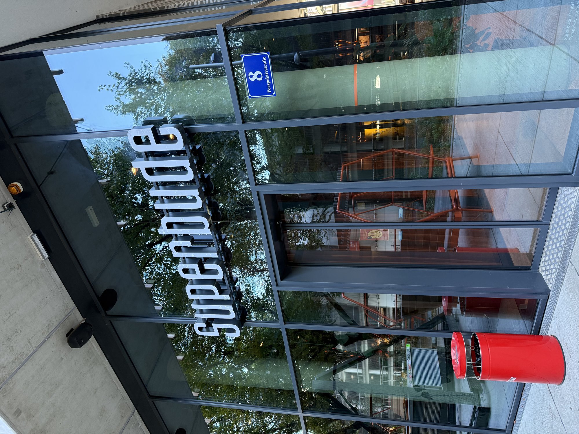 Eingang Hotel Superbude. Tagesansicht.