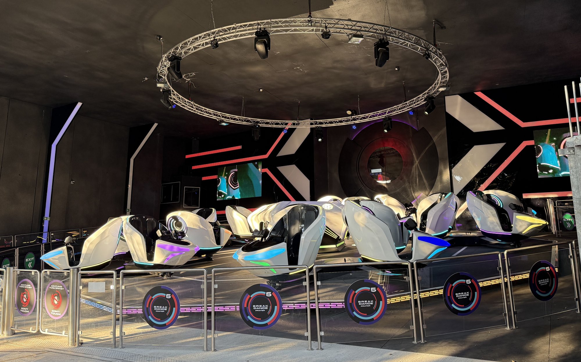 Blick auf die Sitze vom Laser Dance. Tagesansicht.