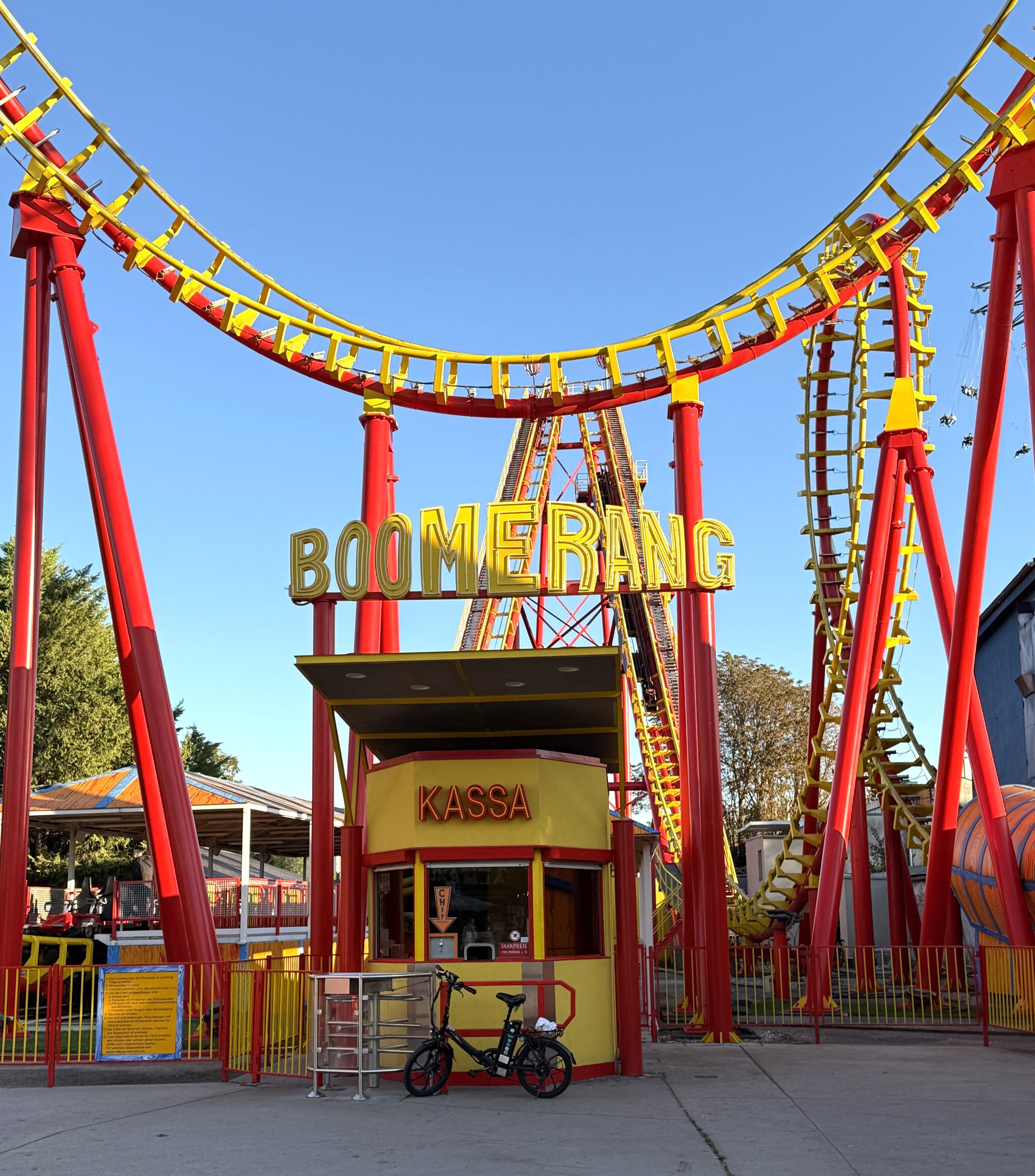 Frontalansicht mit Kassa von der Attraktion Boomerang.