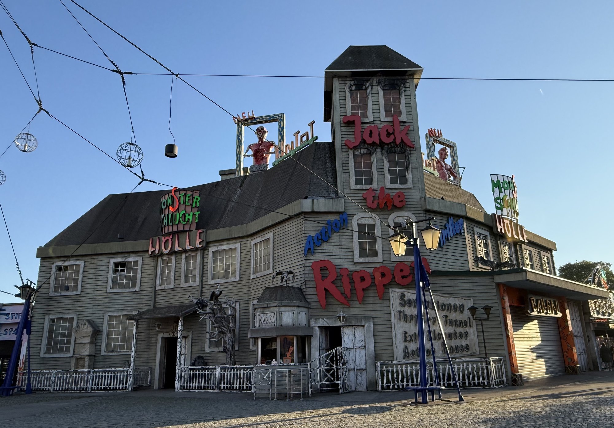 Gesamtansicht der Attraktion Jack the Ripper. Tagesansicht.