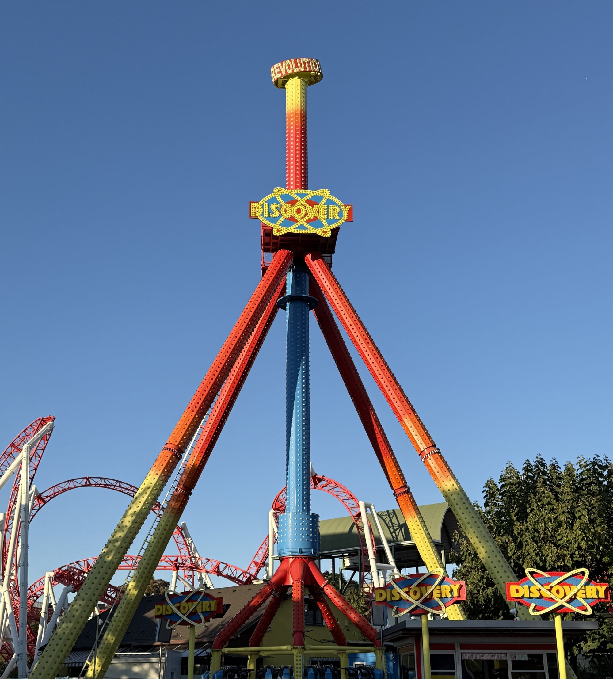 Die Attraktion Discovery Revolution. Stillstand. Tagesansicht.