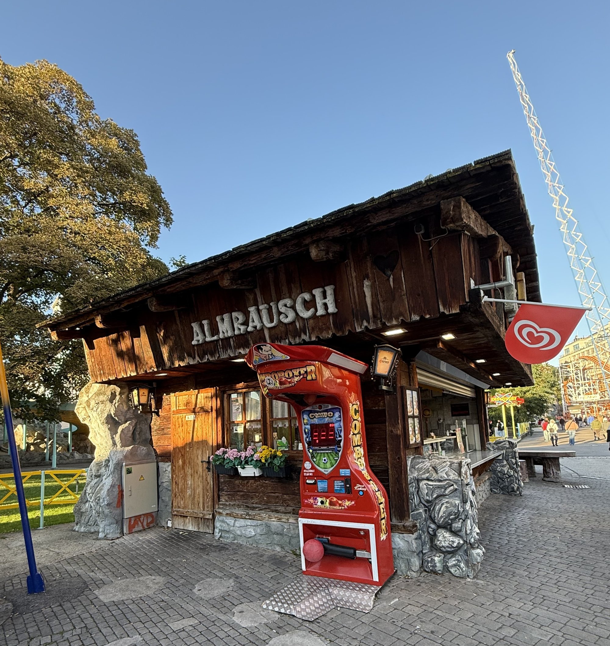 Eckansicht vom Imbiss Almrausch. Tagesansicht.