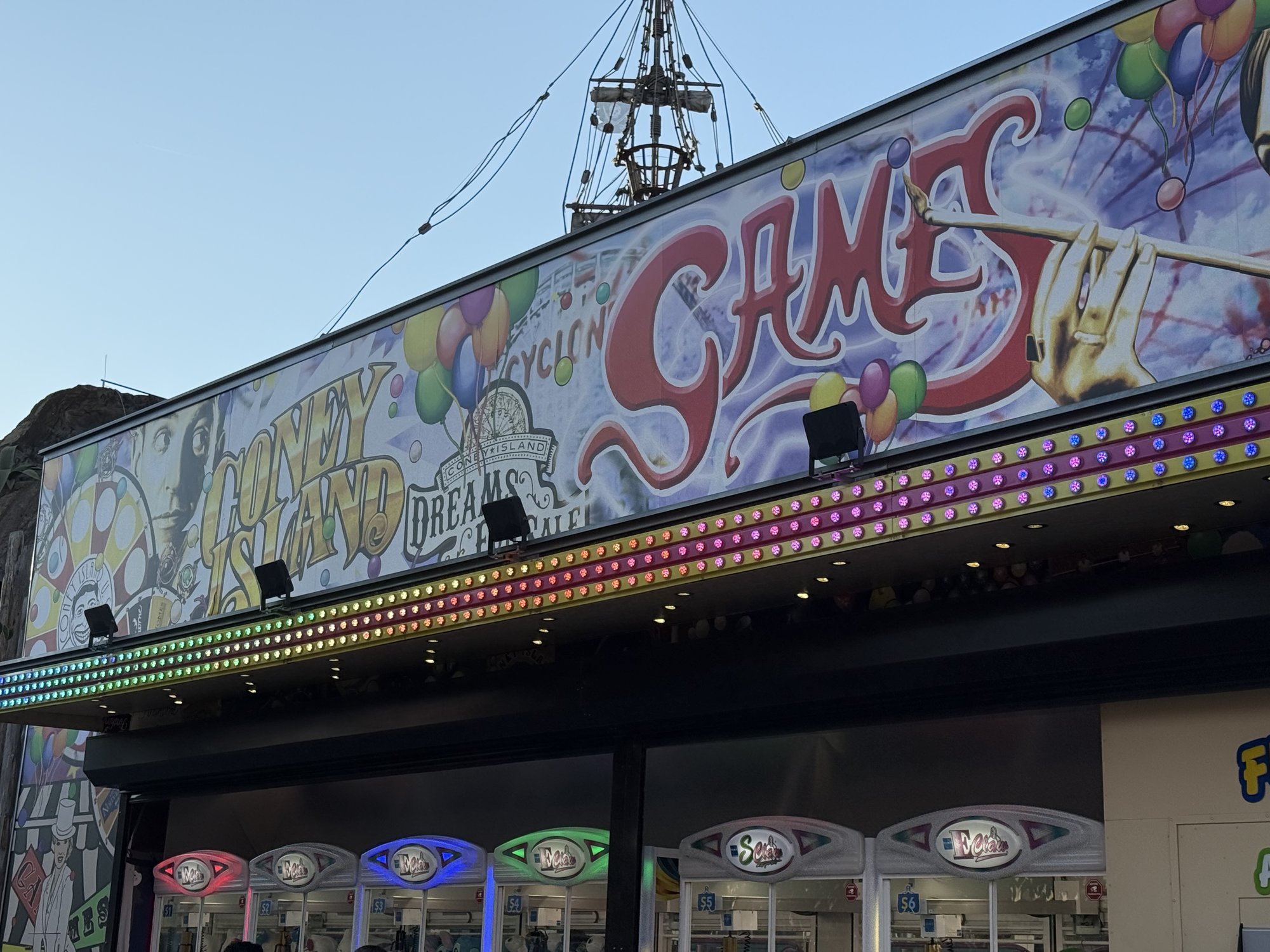 Beschriftung vom Coney Island Betrieb. Tagesansicht.