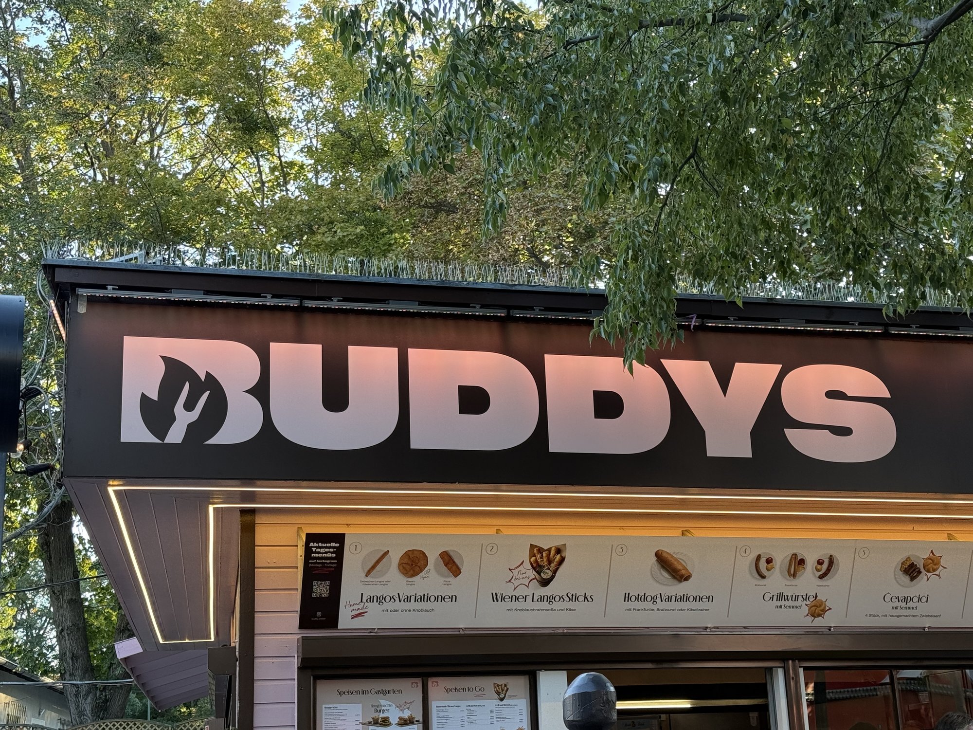 Beschilderung am Imbiss Buddy. Tagesansicht.