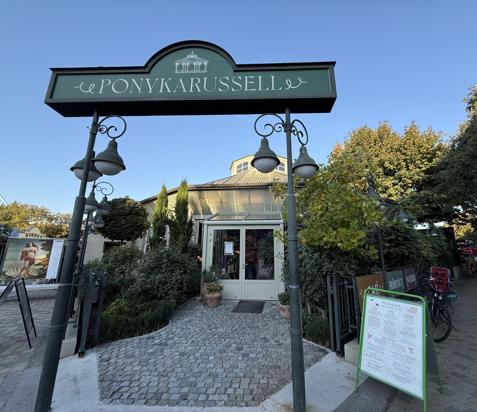 Eingang vom Café Ponykarussell. Tagesansicht.