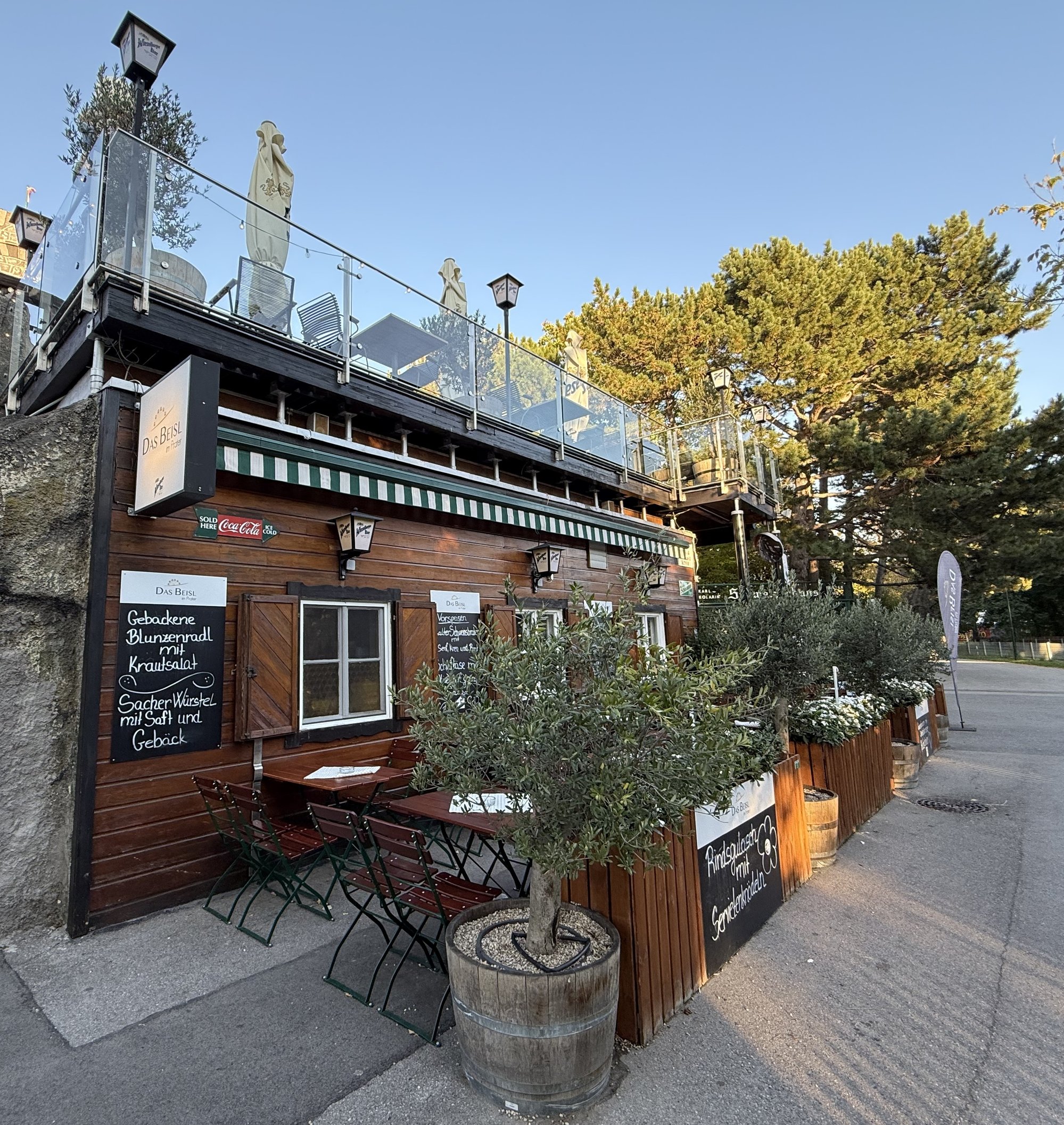 Seitenansicht mit Dachterasse vom Gasthaus Das Beisl. Tagesansicht.