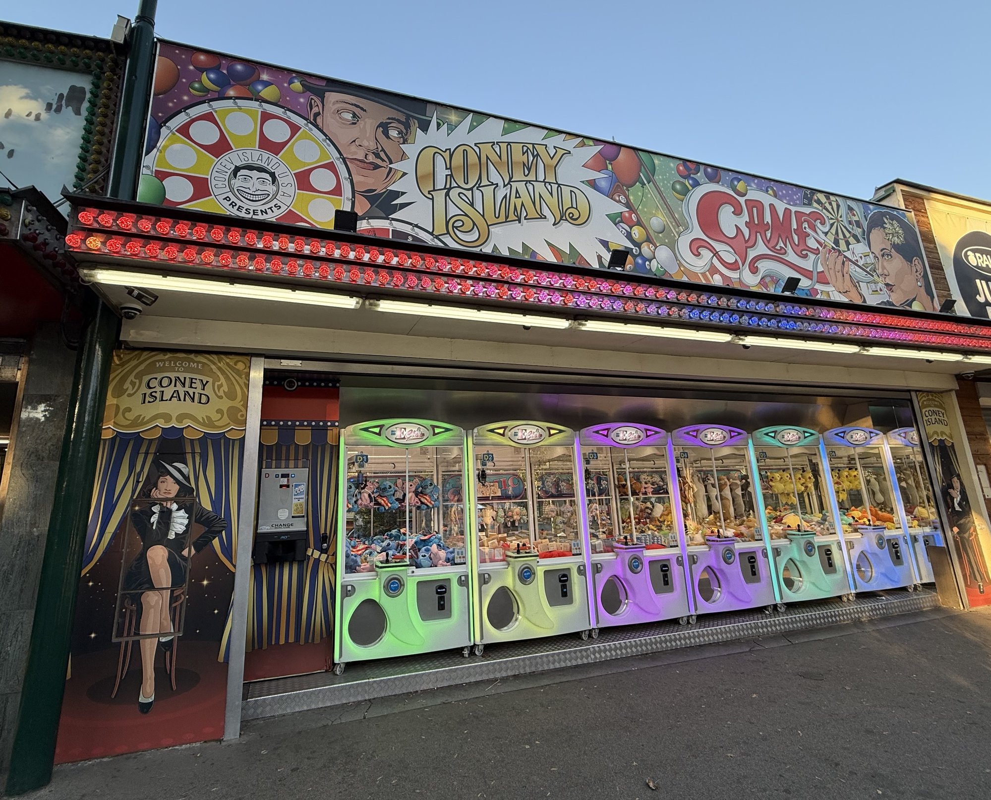 Frontalansicht von Coney Island Games. Tagesansicht.