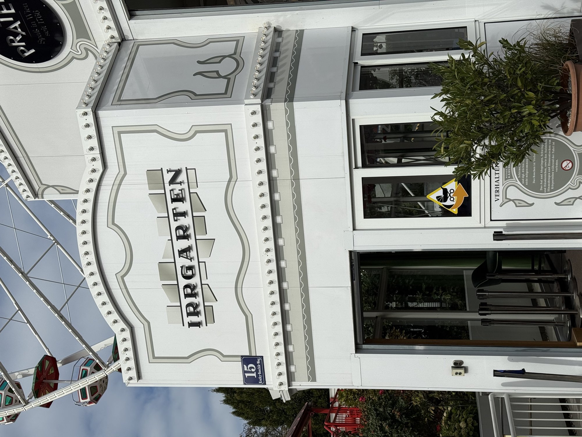 Eingang zum Irrgarten. Tagesansicht.