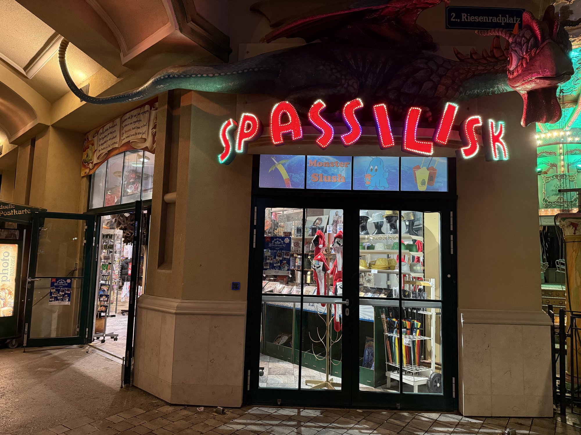 Eckansicht vom Souvenirshop Spassilisk. Nachtansicht.