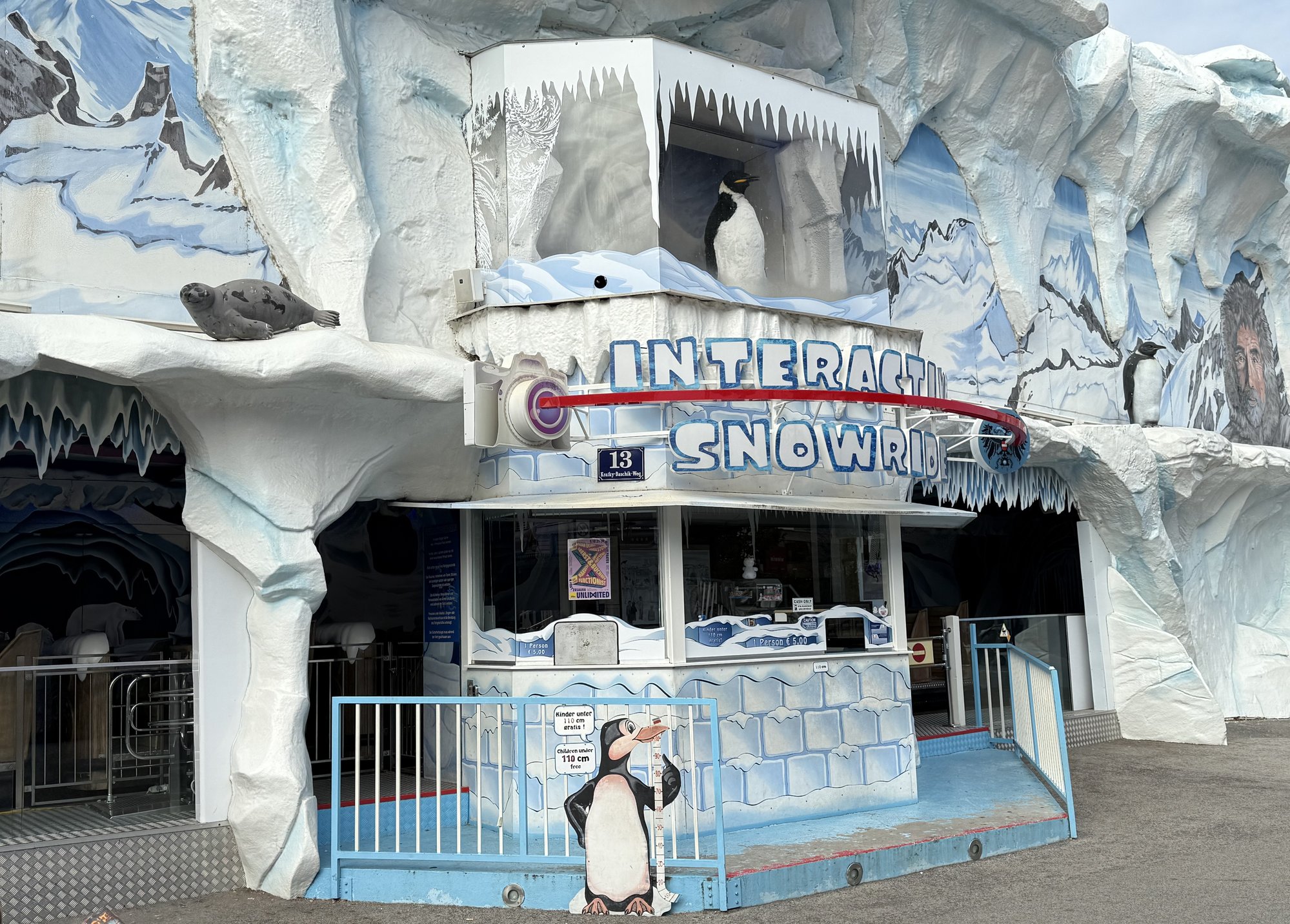 Eingang vom Eisberg - Interactive Snowboard. Tagesansicht.