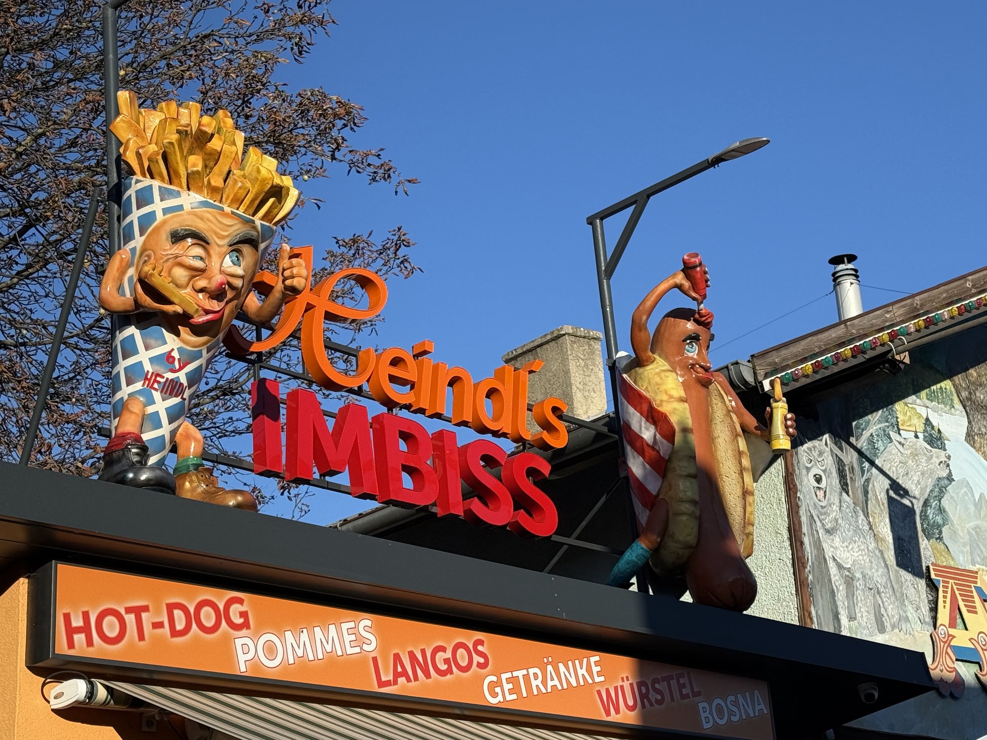 Reklameschild von Heindls Hot Dog Imbiss. Tagesansicht.