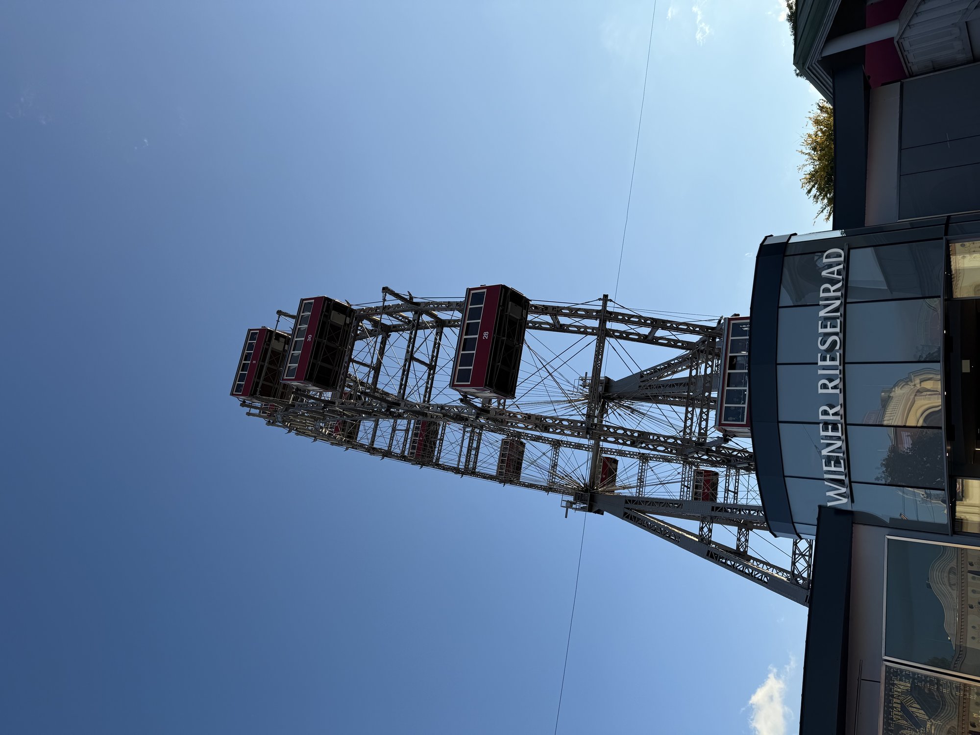 Der Eingang vom Wiener Riesenrad mit dem Wiener Riesenrad im Hintergrund. Tagesansicht.