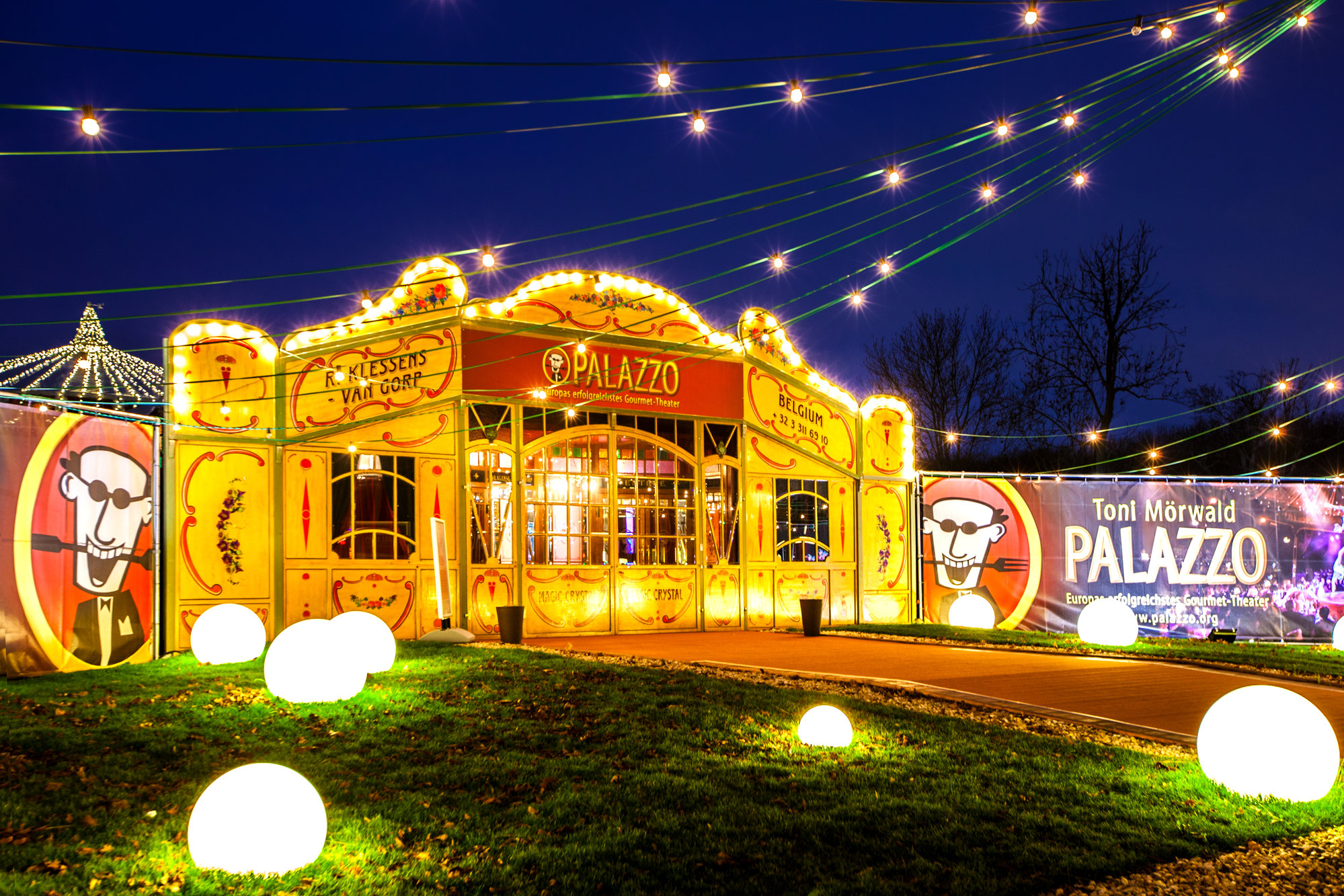 Haupteingang zu Palazzo, der Dinner Show im Spiegelpalast im Wiener Prater. Nachtansicht.
