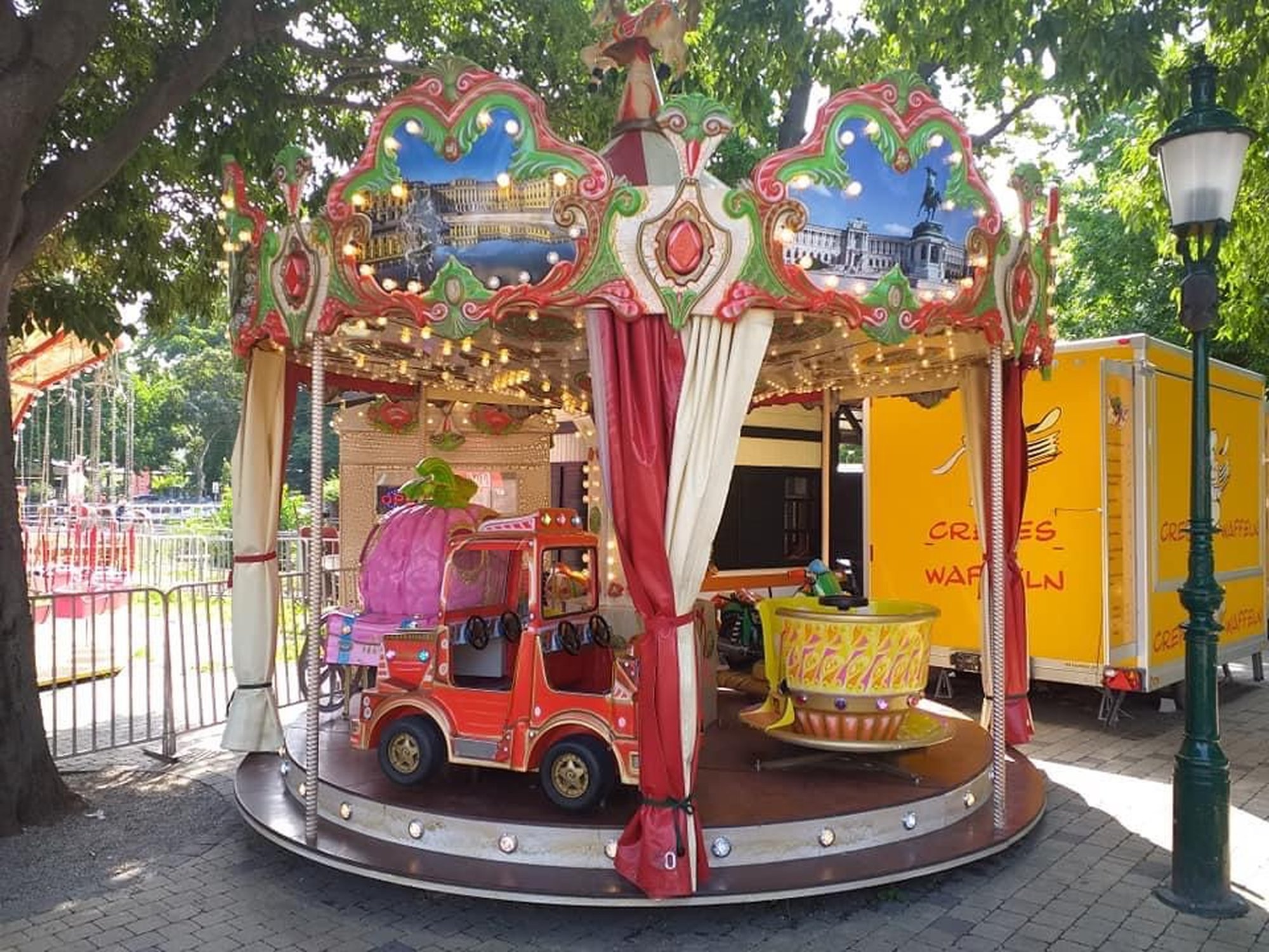 Ein kleines Karussell für Kinder.