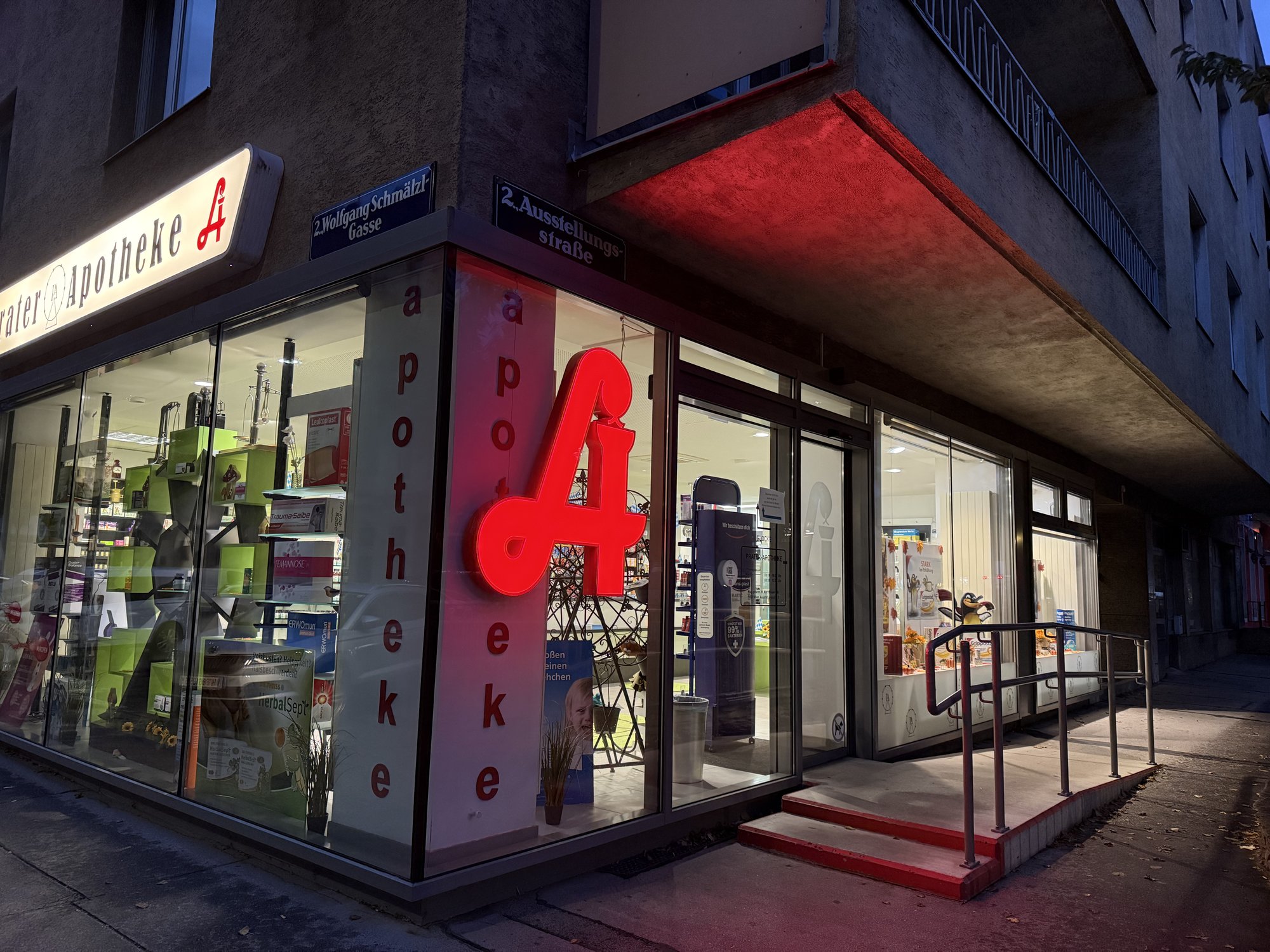 Eingang Prater Apotheke. Nachtansicht.