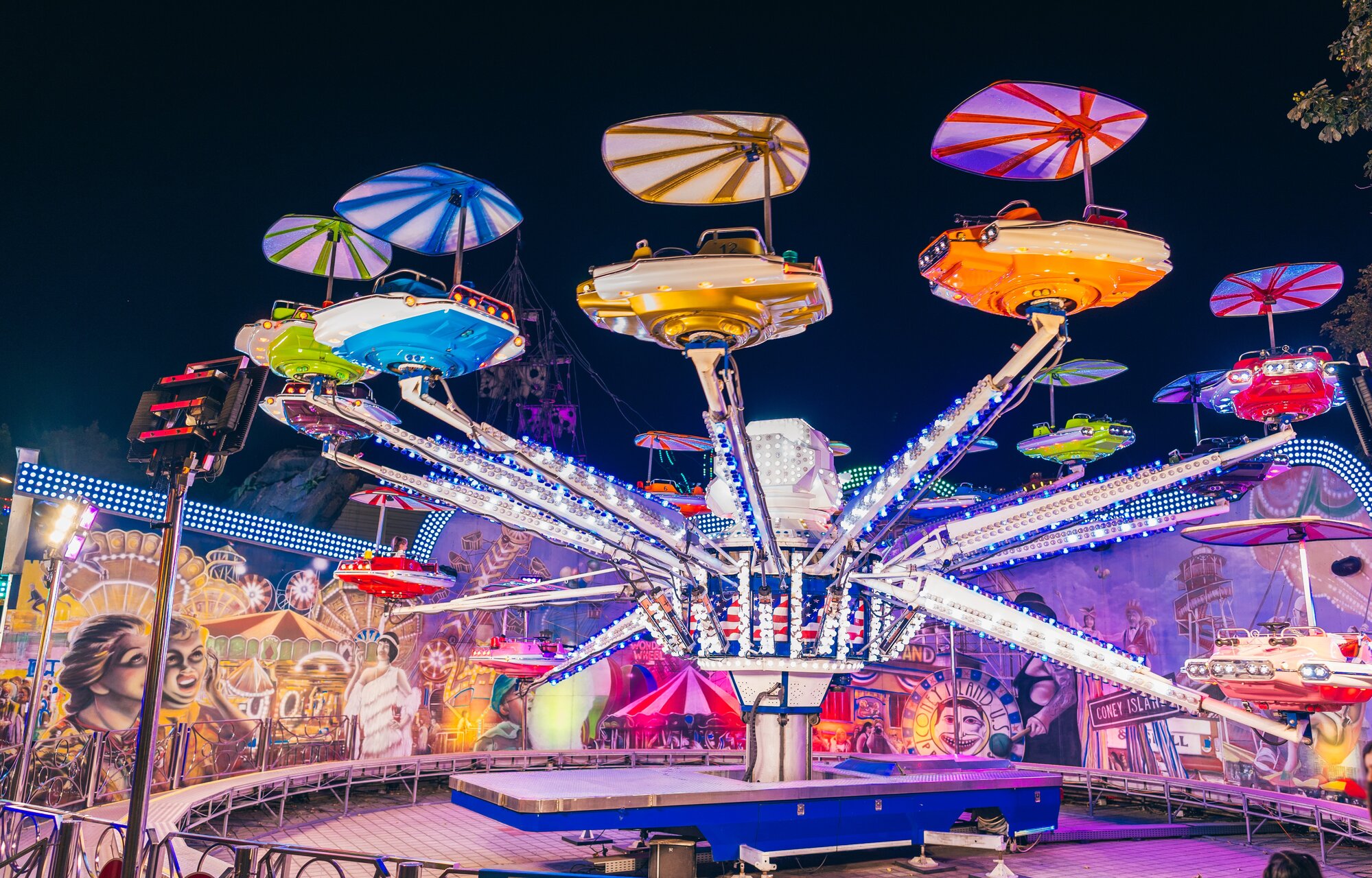 Große und kleine Kinder fliegen mit Mini Flugzeugen durch die Luft. 