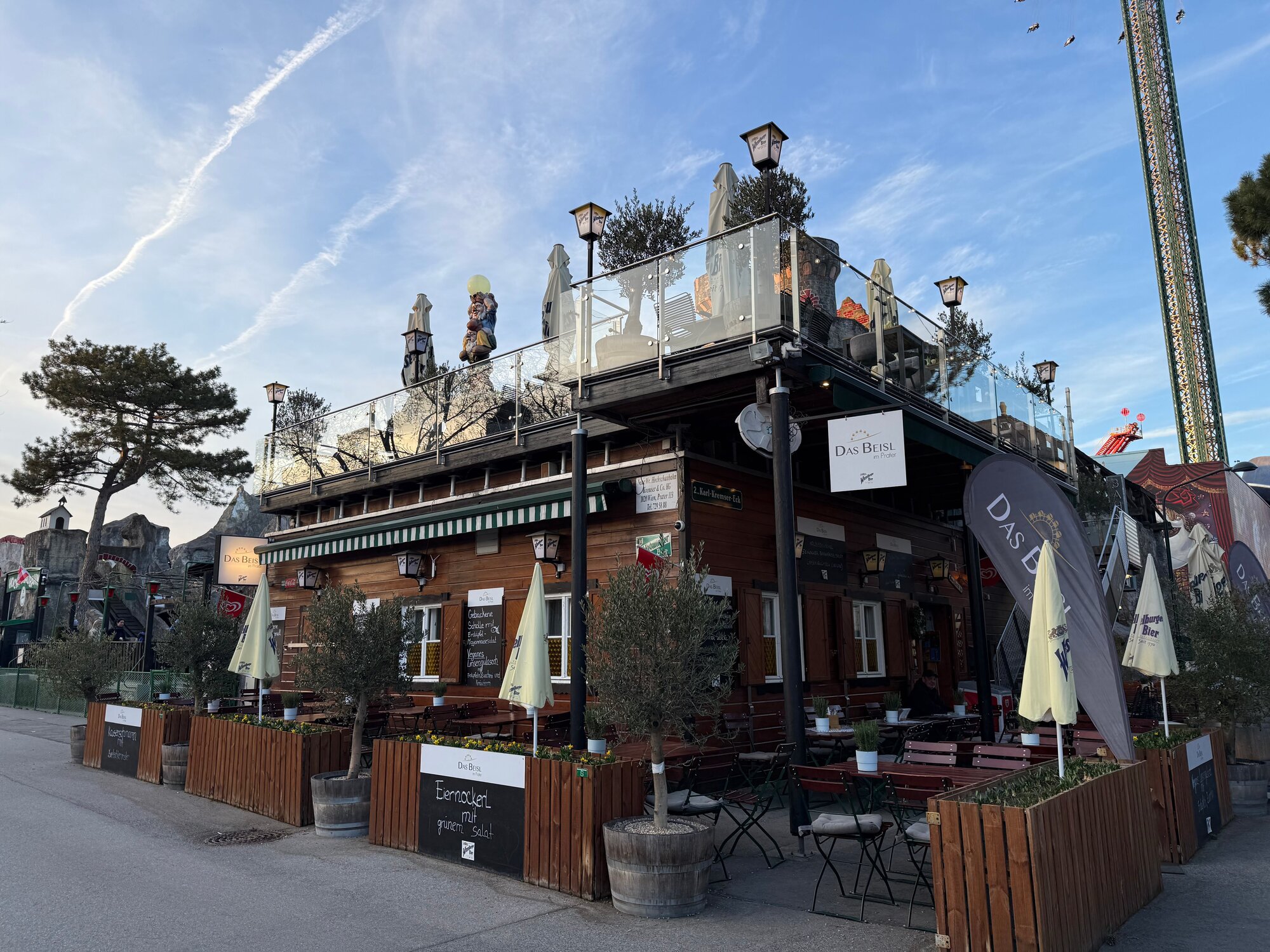 Eckanansicht mit Dachterasse vom Gasthaus Das Beisl. Tagesansicht.