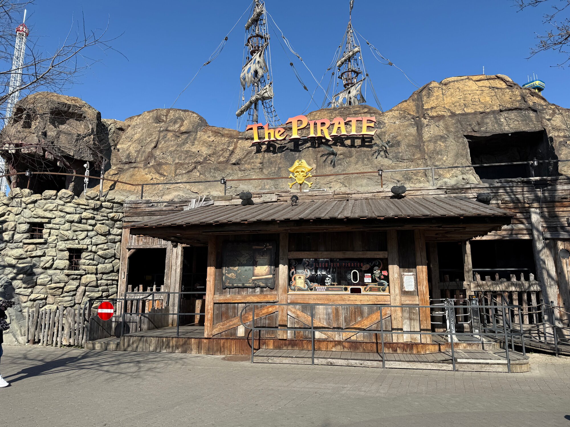 Frontalansicht von der Attraktion The Pirate. Tagesansicht.